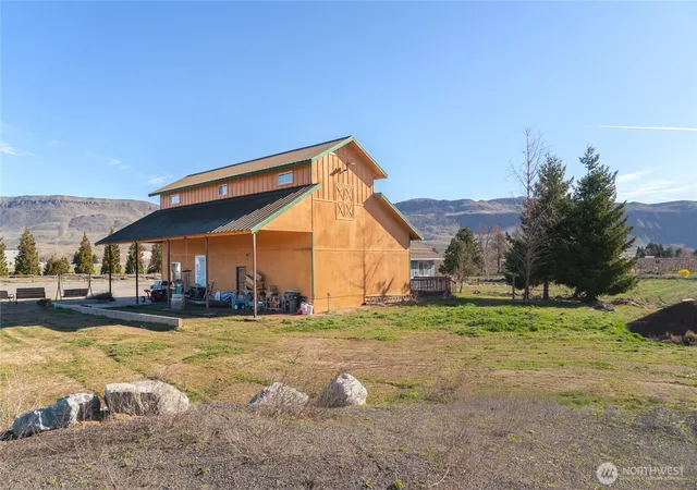Photo 3 of Single family home for sale at 980 S Webb Pl, East Wenatchee, WA 98802 | MLS# NWM2488535 | Listing updated on 2026-09-17