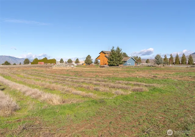 Photo 4 of Single family home for sale at 980 S Webb Pl, East Wenatchee, WA 98802 | MLS# NWM2488535 | Listing updated on 2026-09-17