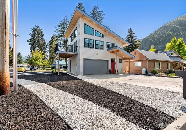 Photo 2 of Single family home for sale at 101 Poplar St, Leavenworth, WA 98826 | MLS# NWM2488590 | Listing updated on 2026-09-28