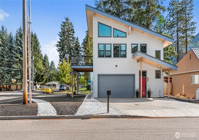 Photo 3 of Single family home for sale at 101 Poplar St, Leavenworth, WA 98826 | MLS# NWM2488590 | Listing updated on 2026-09-28
