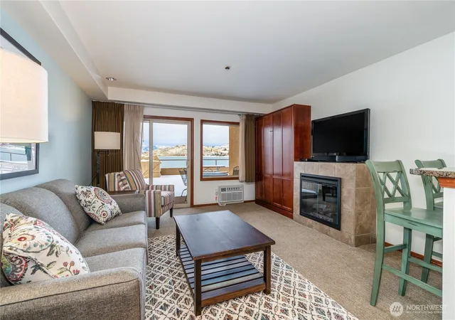 Photo 4 of Condo for sale at 322 W Woodin Ave #512, Chelan, WA 98816 | MLS# NWM2489065 | Listing updated on 2026-09-17