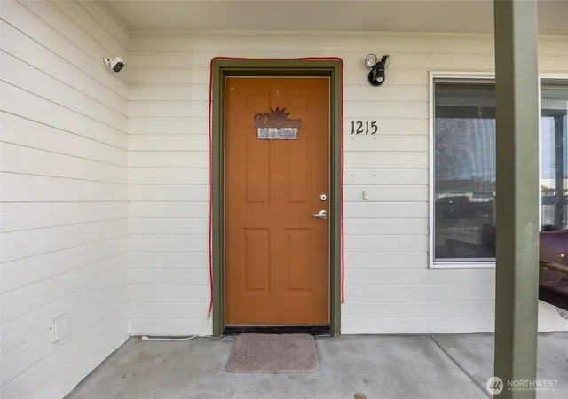Photo 3 of Single family home for sale at 1215 Lowry St, Moses Lake, WA 98837 | MLS# NWM2489849 | Listing updated on 2026-09-17