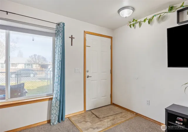 Photo 4 of Single family home for sale at 1215 Lowry St, Moses Lake, WA 98837 | MLS# NWM2489849 | Listing updated on 2026-09-17