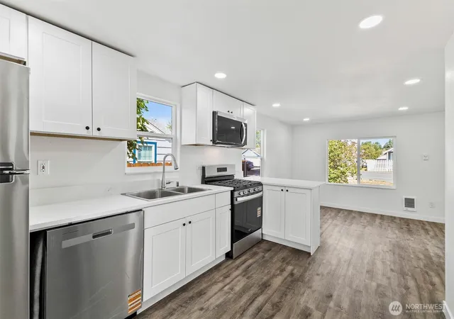 Photo 4 of Single family home for sale at 437 D St, Blaine, WA 98230 | MLS# NWM2490331 | Listing updated on 2026-09-17