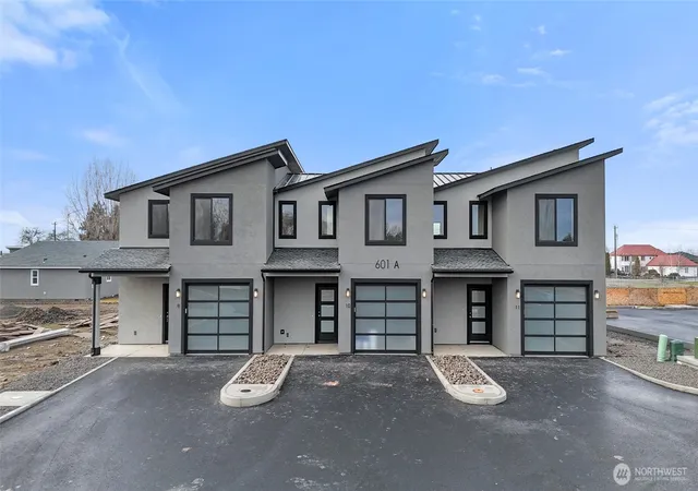 Photo 3 of Townhouse for sale at 601 Dorsing St #D20, Moses Lake, WA 98837 | MLS# NWM2491430 | Listing updated on 2026-09-17