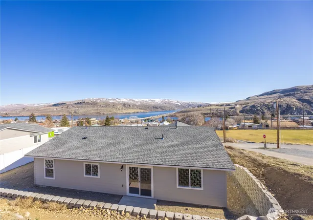 Photo 1 of Contingent at 358 Ives St, Pateros, WA 98846 | MLS# NWM2491974 | Listing updated on 2026-09-28