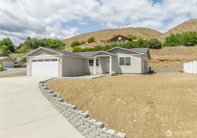 Photo 3 of Contingent at 358 Ives St, Pateros, WA 98846 | MLS# NWM2491974 | Listing updated on 2026-09-28