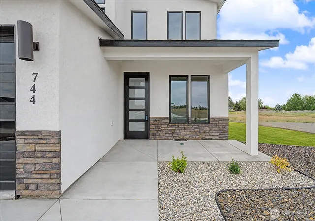 Photo 3 of Single family home for sale at 744 N Widgeon St, Moses Lake, WA 98837 | MLS# NWM2492550 | Listing updated on 2026-09-24