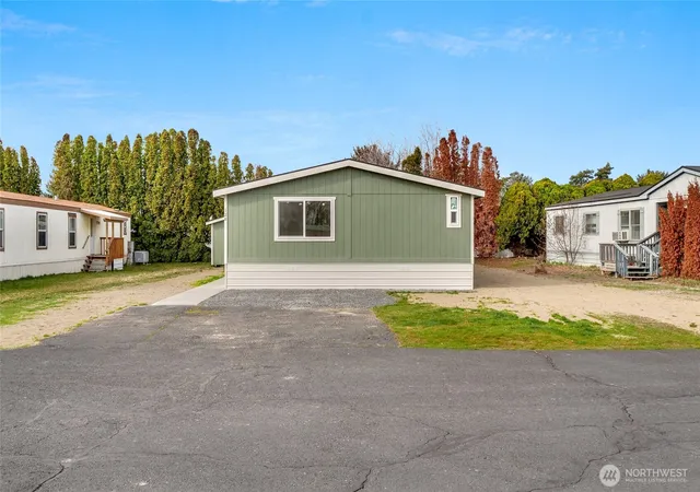 Photo 2 of Manufactured home for sale at 4815 Ne Airway Dr #128, Moses Lake, WA 98837 | MLS# NWM2492563 | Listing updated on 2026-09-23