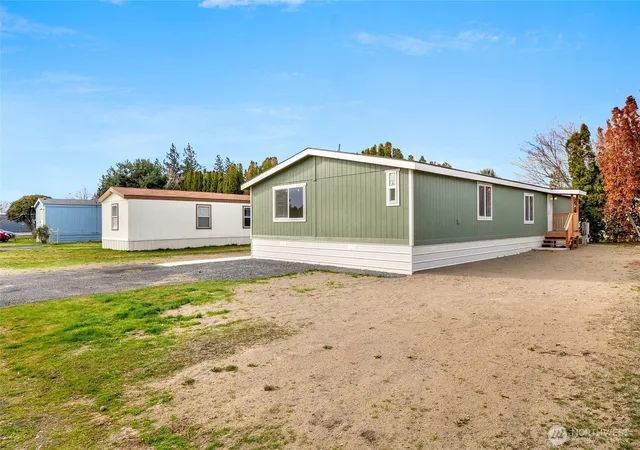 Photo 3 of Manufactured home for sale at 4815 Ne Airway Dr #128, Moses Lake, WA 98837 | MLS# NWM2492563 | Listing updated on 2026-09-23