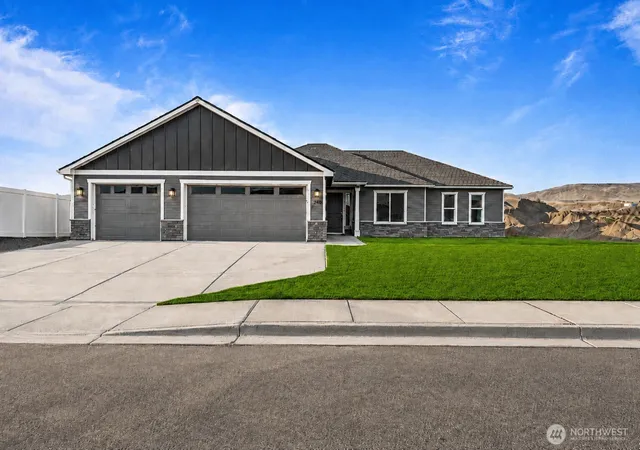 Photo 1 of Single family home for sale at 8391 Desert Greens Loop Se, Othello, WA 99344 | MLS# NWM2493474 | Listing updated on 2026-09-24