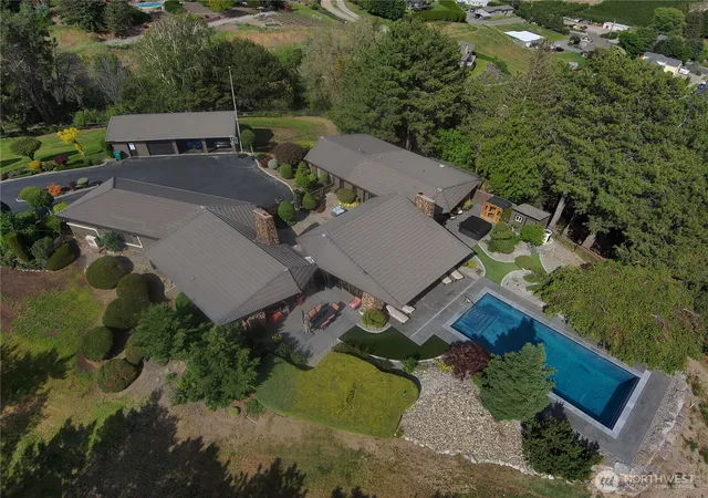 Photo 2 of Single family home for sale at 218 Sunnyslope Hts Rd, Wenatchee, WA 98801 | MLS# NWM2493959 | Listing updated on 2026-09-17