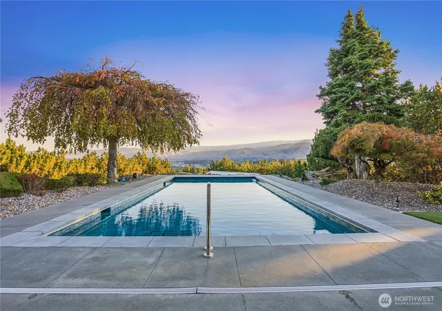 Photo 3 of Single family home for sale at 218 Sunnyslope Hts Rd, Wenatchee, WA 98801 | MLS# NWM2493959 | Listing updated on 2026-09-17