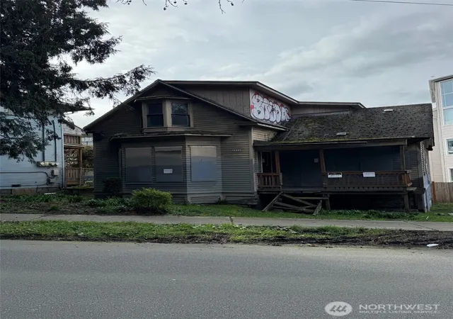 Photo 3 of Single family home for sale at 2531 Gilman Dr W, Seattle, WA 98119 | MLS# NWM2494370 | Listing updated on 2026-09-17