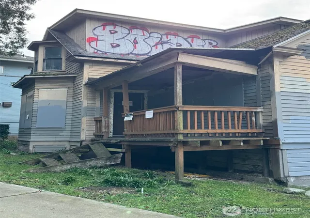 Photo 3 of Single family home for sale at 2531 Gilman Dr W, Seattle, WA 98119 | MLS# NWM2494370 | Listing updated on 2026-09-17