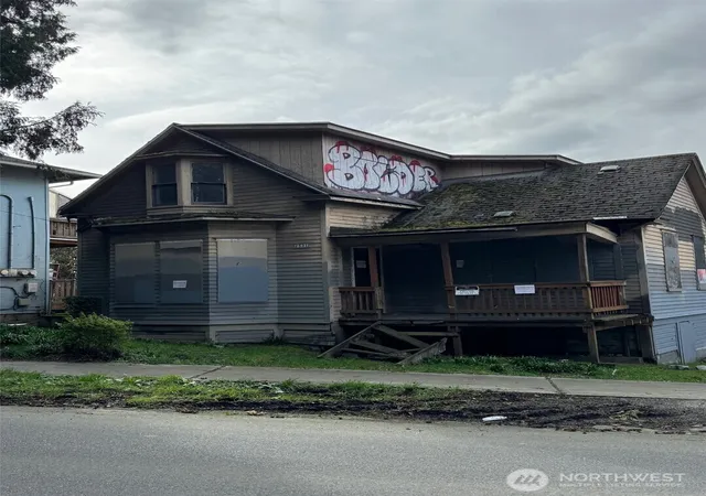 Photo 4 of Single family home for sale at 2531 Gilman Dr W, Seattle, WA 98119 | MLS# NWM2494370 | Listing updated on 2026-09-17