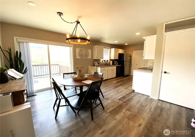 Photo 3 of House for sale at 986 Highline Dr, East Wenatchee, WA 98802 | MLS# NWM2495387 | Listing updated on 2026-09-17