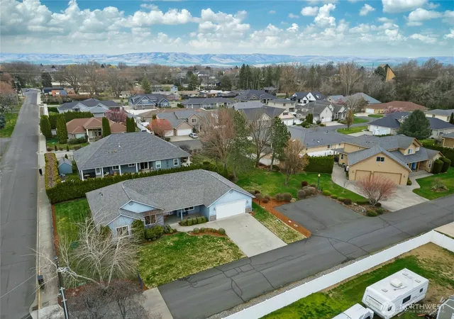 Photo 3 of Single family home for sale at 803 SE Vintage Way, College Place, WA 99324 | MLS# NWM2495663 | Listing updated on 2026-09-17