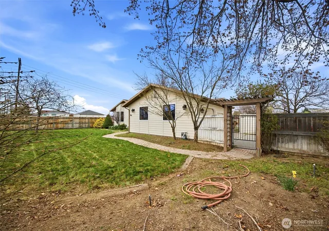 Photo 3 of Single family home for sale at 2017 S Washington St, Kennewick, WA 99337 | MLS# NWM2496366 | Listing updated on 2026-10-01