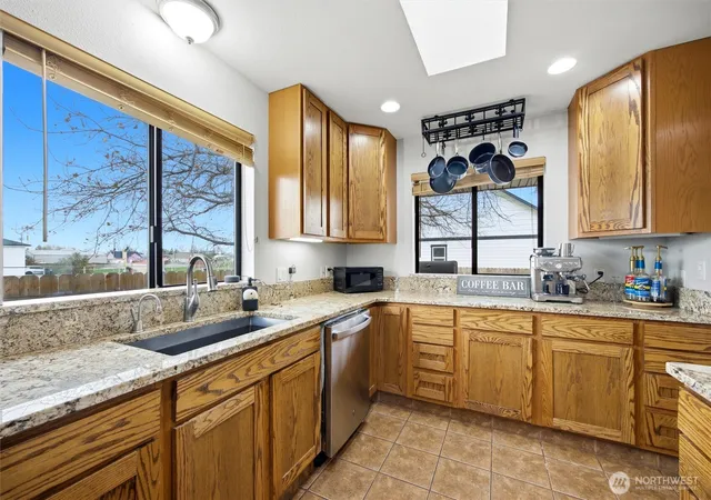 Photo 3 of Single family home for sale at 2017 S Washington St, Kennewick, WA 99337 | MLS# NWM2496366 | Listing updated on 2026-10-01