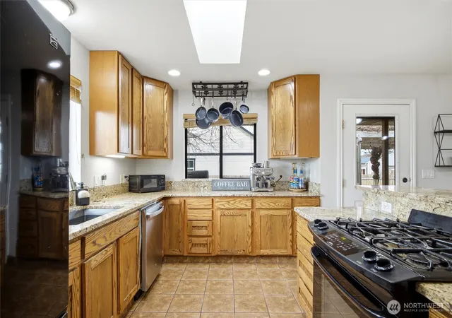 Photo 4 of Single family home for sale at 2017 S Washington St, Kennewick, WA 99337 | MLS# NWM2496366 | Listing updated on 2026-10-01