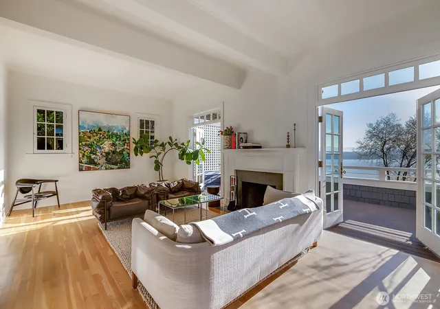 Photo 4 of Single family home for sale at 624 35th Avenue, Seattle, WA 98122 | MLS# NWM2496771 | Listing updated on 2026-09-17