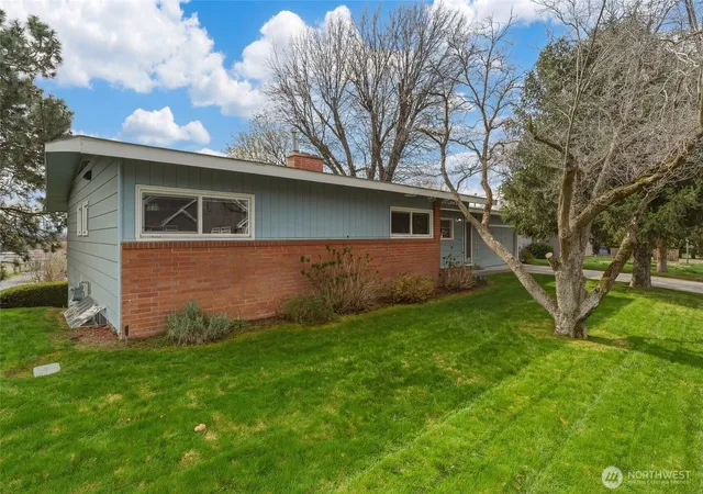 Photo 2 of Single family home for sale at 950 Se 12th Street, College Place, WA 99324 | MLS# NWM2496802 | Listing updated on 2026-09-29