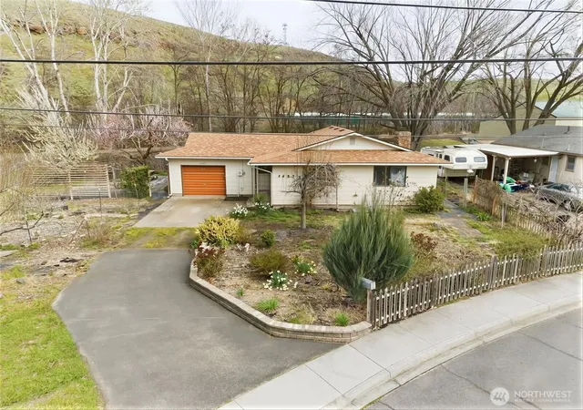 Single family home for sale at 1427 Wilkenson St, Milton Freewater, OR 97862 | MLS# NWM2497550