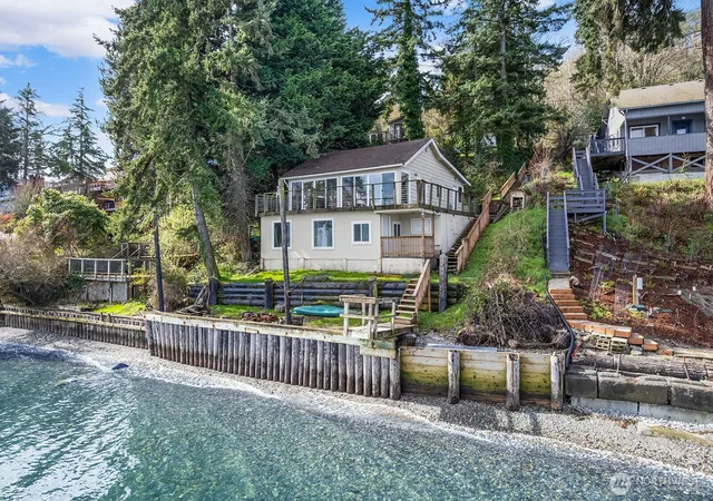 Photo 1 of Single family home for sale at 8032 Sw Hawthorne Ln, Vashon, WA 98070 | MLS# NWM2497829 | Listing updated on 2026-09-17