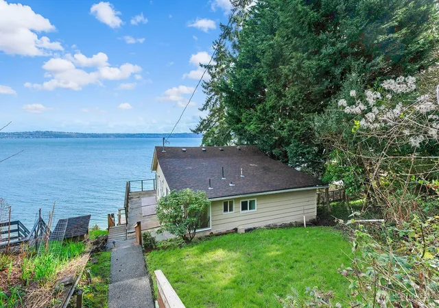 Photo 3 of Single family home for sale at 8032 SW Hawthorne Ln, Vashon, WA 98070 | MLS# NWM2497829 | Listing updated on 2026-09-17