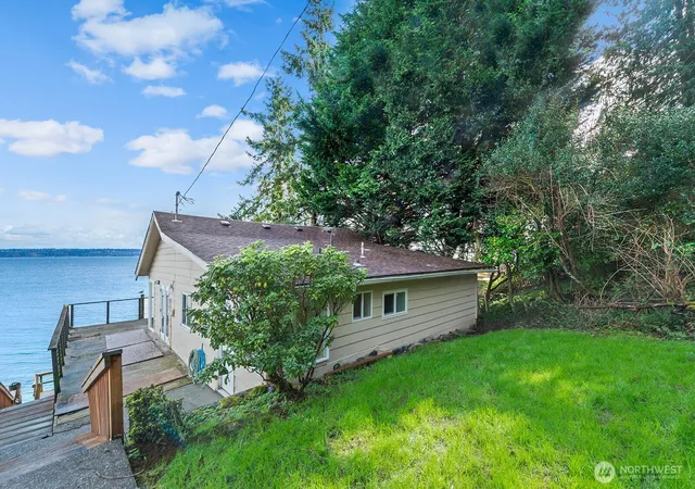 Photo 4 of Single family home for sale at 8032 SW Hawthorne Ln, Vashon, WA 98070 | MLS# NWM2497829 | Listing updated on 2026-09-17