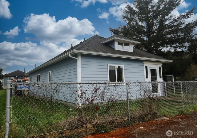 Photo 3 of Single family home for sale at 912 Ramer Ave, Hoquiam, WA 98550 | MLS# NWM2498011 | Listing updated on 2026-09-22