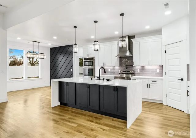 Photo 3 of Single family home for sale at 525 N Bluff W Dr, Moses Lake, WA 98837 | MLS# NWM2498124 | Listing updated on 2026-09-23