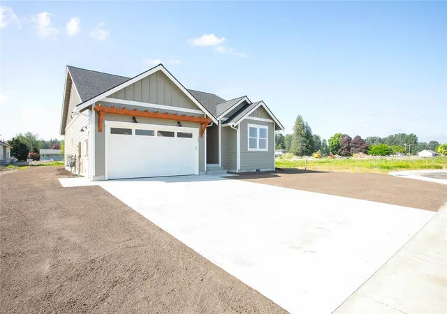 Photo 3 of Single family home for sale at 405 W 4th Street, Everson, WA 98247 | MLS# NWM2498179 | Listing updated on 2026-09-27