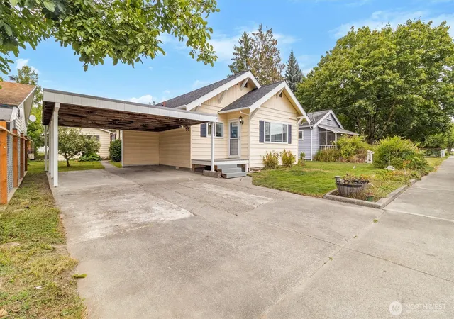Photo 1 of Single family home for sale at 310 2nd Street, Sumas, WA 98295 | MLS# NWM2498397 | Listing updated on 2026-09-23