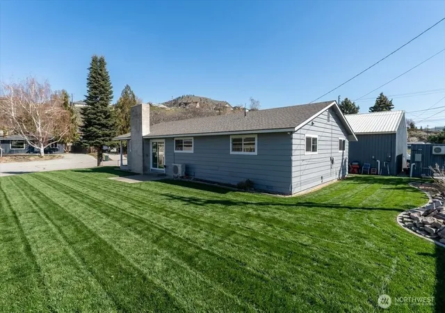 Photo 3 of Contingent at 916 E Johnson Ave, Chelan, WA 98816 | MLS# NWM2498644 | Listing updated on 2026-09-17