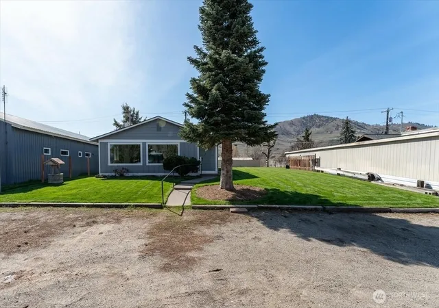 Photo 4 of Single family home for sale at 916 E Johnson Ave, Chelan, WA 98816 | MLS# NWM2498644 | Listing updated on 2026-09-17