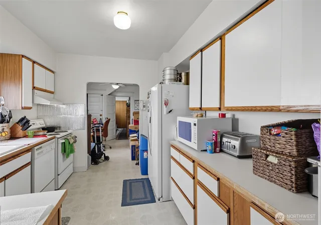 Photo 4 of Single family home for sale at 911 Martin Luther King Jr Way, Seattle, WA 98122 | MLS# NWM2498727 | Listing updated on 2026-10-01