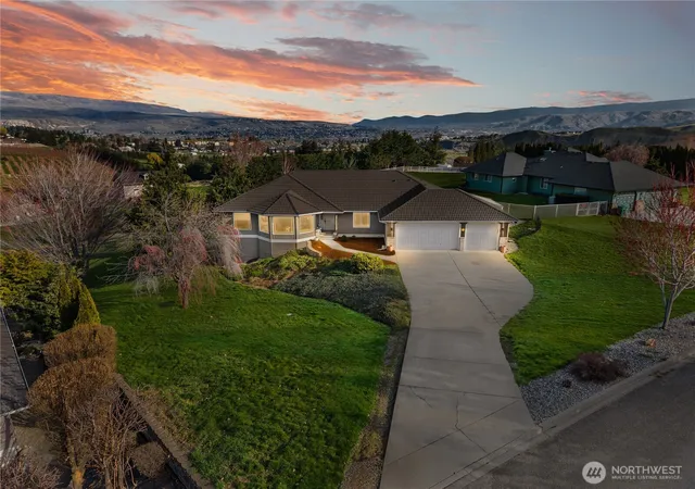 Photo 2 of Single family home for sale at 3555 Westridge Pl, Wenatchee, WA 98801 | MLS# NWM2499116 | Listing updated on 2026-09-30