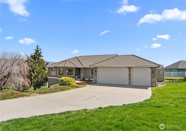 Photo 3 of Single family home for sale at 3555 Westridge Pl, Wenatchee, WA 98801 | MLS# NWM2499116 | Listing updated on 2026-09-30