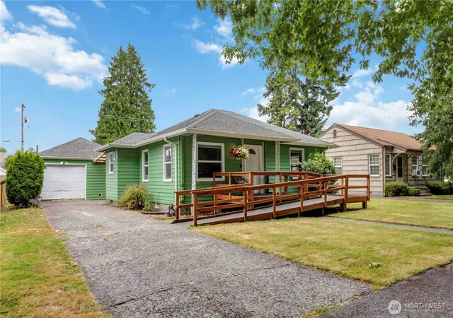 Photo 2 of Single family home for sale at 463 26th Avenue, Longview, WA 98632 | MLS# NWM2500151 | Listing updated on 2026-09-17
