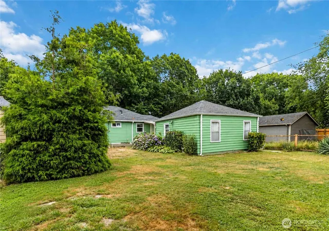 Photo 3 of Single family home for sale at 463 26th Avenue, Longview, WA 98632 | MLS# NWM2500151 | Listing updated on 2026-09-17
