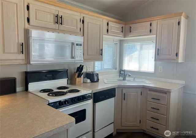 Photo 4 of Manufactured home for sale at 8818 Crescent Bar Rd NW #130, Quincy, WA 98848 | MLS# NWM2500196 | Listing updated on 2026-09-25