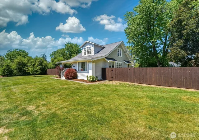 Photo 3 of Single family home for sale at 1433 Grant St, Walla Walla, WA 99362 | MLS# NWM2500207 | Listing updated on 2026-09-25