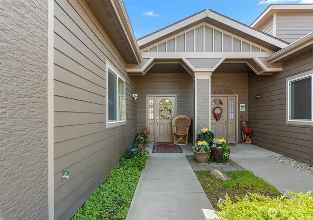 Photo 3 of Townhouse for sale at 112 19th Street NE, East Wenatchee, WA 98802 | MLS# NWM2501144 | Listing updated on 2026-09-17