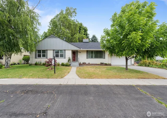 Photo 3 of Single family home for sale at 300 W 5th Street, Waitsburg, WA 99361 | MLS# NWM2501661 | Listing updated on 2026-09-17