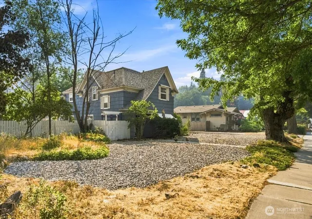 Photo 1 of Single family home for sale at 225 S Division St, Cashmere, WA 98815 | MLS# NWM2501734 | Listing updated on 2026-09-17