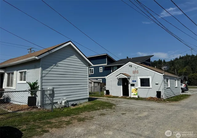 Photo 3 of Multi family home for sale at 811 E & 813 Fairhaven Ave, Burlington, WA 98233 | MLS# NWM2502046 | Listing updated on 2026-09-17