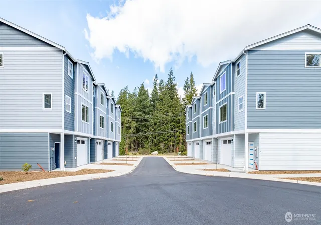 Photo 4 of Townhouse for sale at 945 NW Heller St #C2, Oak Harbor, WA 98277 | MLS# NWM2502158 | Listing updated on 2026-09-29