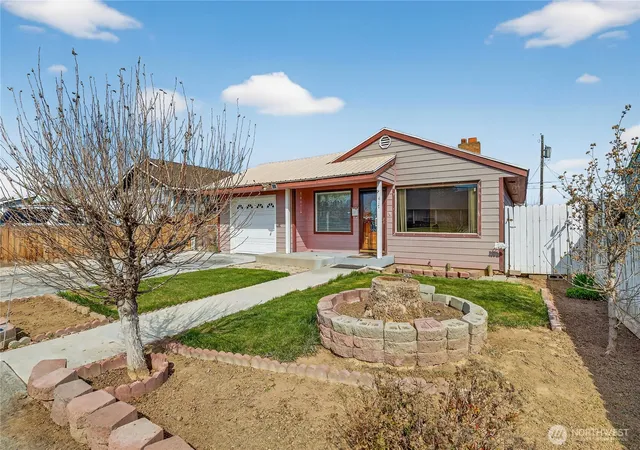 Photo 2 of Sale Pending at 417 Se H St, Quincy, WA 98848 | MLS# NWM2502817 | Listing updated on 2026-09-22